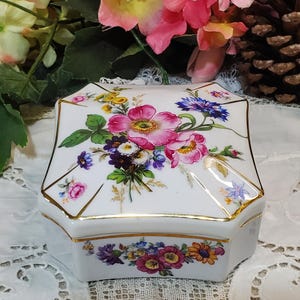 Caixa de Porcelana Vintage: Lembrança Floral Pintada à Mão, Alemanha