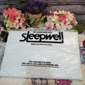 Peut inclure: Un drap plat Sleepwell blanc irrégulier de taille king-size dans son emballage d'origine. L'emballage comprend le texte "No Iron Percale" et "One King Size Flat Sheet 274 x 259 cm Finished Size."