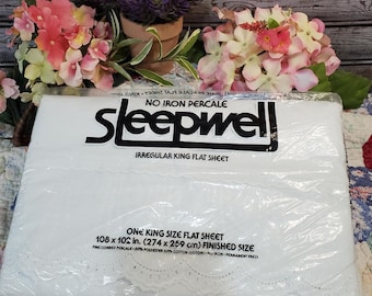 Könnte beinhalten: Ein weißes Sleepwell Flat Sheet in unregelmäßiger King-Size-Größe in der Originalverpackung. Die Verpackung enthält den Text "No Iron Percale" und "One King Size Flat Sheet 274 x 259 cm Finished Size."