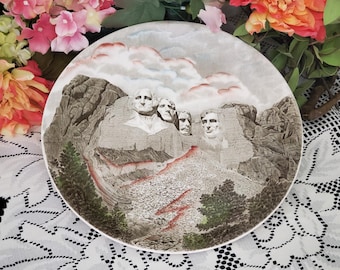 Vintage Mt. Rushmore Wandteller von Johnson Brothers: 27 cm handgetönte Applikation. Mid-Century Souvenir.