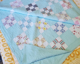 Colcha vintage de nueve parches de sacos de pienso de los años 30-40: 70"x84" acolchada a mano. Patchwork de retazos brillantes.