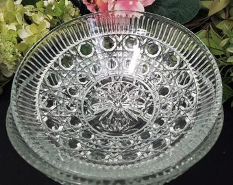 Para zabytkowych misek ze szkła prasowanego Federal Windsor: wzór z guzikami i trzciną, ok. lata 30.–50. XX wieku.