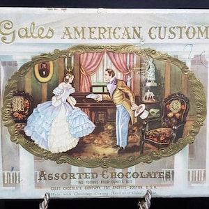 CAJA DE DULCES ANTIGUA. Chocolates surtidos americanos Gales (vendidos en Rexall) papel/cartón con lindos gráficos en la tapa de una escena sureña anterior a la guerra