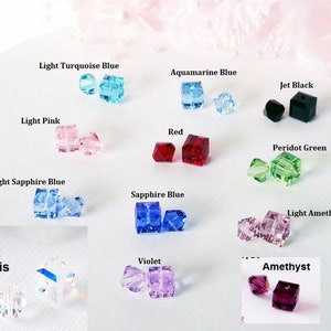 Puede incluir: Surtido de peque&ntilde;as cuentas de cristal cuadradas en varios colores, incluyendo azul turquesa claro, azul aguamarina, negro azabache, rosa claro, rojo, verde peridoto, azul zafiro claro, azul zafiro, amatista clara, aurora boreal transparente, violeta y amatista.