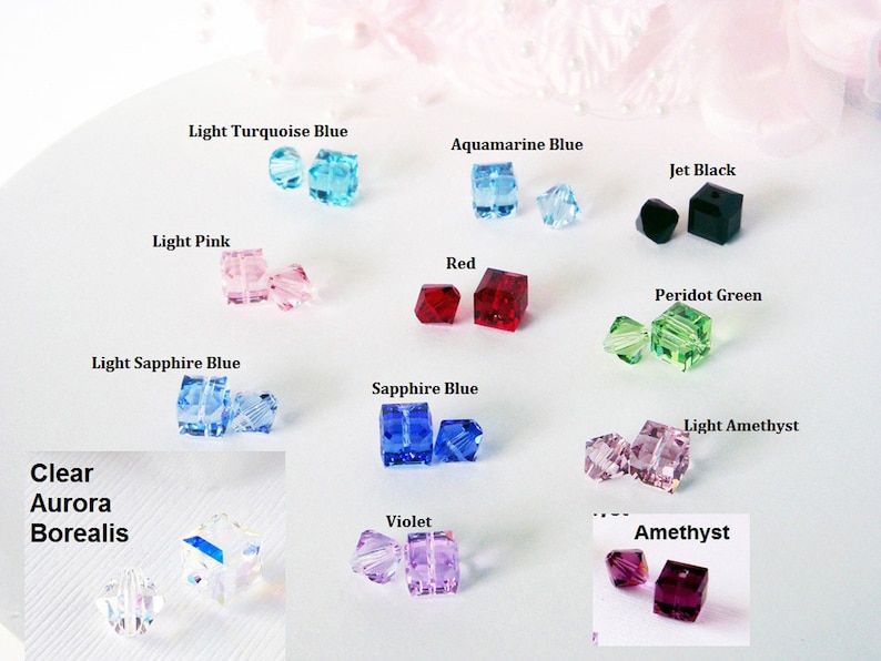 Puede incluir: Surtido de peque&ntilde;as cuentas de cristal cuadradas en varios colores, incluyendo azul turquesa claro, azul aguamarina, negro azabache, rosa claro, rojo, verde peridoto, azul zafiro claro, azul zafiro, amatista clara, aurora boreal transparente, violeta y amatista.