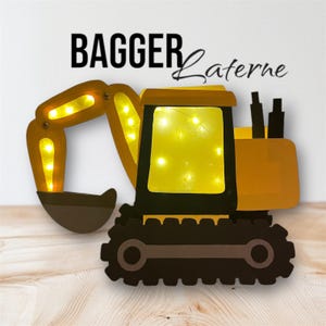 Könnte beinhalten: Gelb-braune Wanddekoration in Form eines Baggers mit dem Text "BAGGER Laterne". Der Bagger hat einen beleuchteten Arm und eine Kabine sowie eine dunkelbraune Basis. Der Hintergrund ist ein helles Holzmaserungsmuster.
