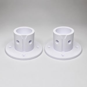 Peut inclure: Deux supports de montage cylindriques blancs identiques avec des bases circulaires. Chaque base comporte quatre petits trous pré-percés pour la fixation. La colonne centrale verticale a une ouverture supérieure creuse et deux trous latéraux.