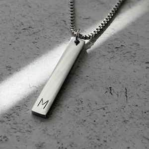 Collar con inicial para hombre / Joyería personalizada resistente al agua / Collar grabado personalizado para hombre / Collar con letra minimalista / Regalo para el Día del Padre