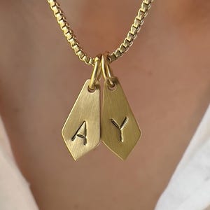 Collar con inicial delicada / Joyería personalizada a prueba de agua / Collar con inicial personalizada para mamá / Collar con dos iniciales en oro de 14 quilates / Regalo para mamá