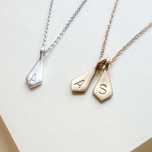 Collar con letra personalizada / Joyería personalizada a prueba de agua / Collar con inicial delicada / Regalo para mamás primerizas y baby shower