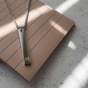 Regalo para papá primerizo: collar con inicial para hombre, collar de barra personalizado resistente al agua, joyería personalizada con sello manual, regalo significativo para papá.