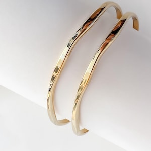 Gold wasserdichter Armreif - 14K Gold dünner Wellenarmreif | Klassisches Offenes Armreif Armband | Slip On Armreif Manschette | Ästhetisches Geschenk für sie
