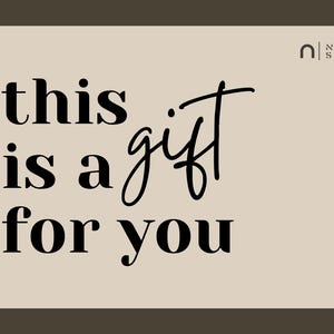 以下が含まれることがあります： ベージュの背景に黒い文字で「this is a gift for you」と書かれたギフトカード。カードには濃い茶色の縁取りがあり、右上隅にロゴがあります。