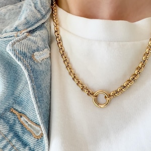 Collar con dijes gruesos: cadena rolo, resistente al agua, con soporte para dijes en oro de 14 quilates y con iniciales estampadas a mano.