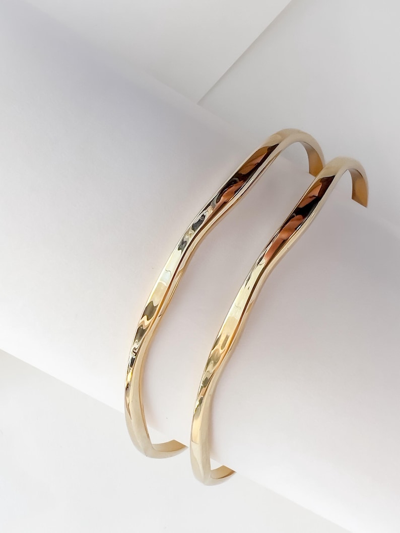 Brazalete de oro resistente al agua - Brazalete fino con ondas de oro de 14 quilates / Brazalete clásico abierto / Brazalete deslizante / Regalo estético para ella imagen 1
