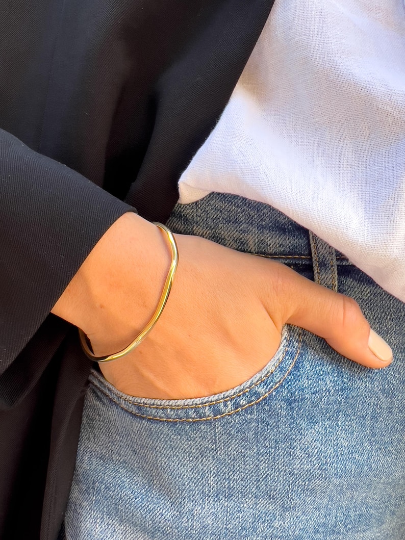 Puede incluir: Una taza de cer&aacute;mica blanca con un asa negra y el texto "But First, Coffee" en negrita negra. La taza est&aacute; sobre una superficie de madera. La taza mide aproximadamente 10 cm de alto.