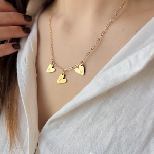 Collar con inicial de oro - Collar con clip personalizado / Joyería personalizada resistente al agua / Delicado dije de corazón, letra grabada para niños / Regalo para mamá primeriza