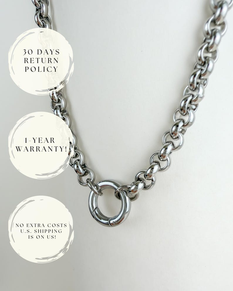 Puede incluir: Un collar de cadena de metal plateado con eslabones gruesos y redondeados entrelazados y un cierre de resorte circular. El collar se muestra con tres superposiciones de texto circulares que dicen 30 DAYS RETURN POLICY, 1-YEAR WARRANTY y NO EXTRA COSTS U.S. SHIPPING IS ON US.