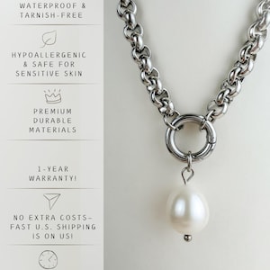 Puede incluir: Un collar de cadena plateada con un cierre circular grande y un colgante de perla barroca blanca. La imagen incluye texto que enumera las caracter&iacute;sticas: resistente al agua, sin deslustre, hipoalerg&eacute;nico, seguro para pieles sensibles, materiales duraderos de primera calidad y una garant&iacute;a de un a&ntilde;o.