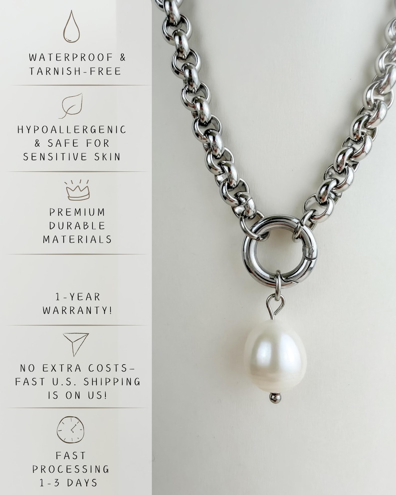 Puede incluir: Un collar de cadena plateada con un cierre circular grande y un colgante de perla barroca blanca. La imagen incluye texto que enumera las caracter&iacute;sticas: resistente al agua, sin deslustre, hipoalerg&eacute;nico, seguro para pieles sensibles, materiales duraderos de primera calidad y una garant&iacute;a de un a&ntilde;o.