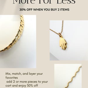 Puede incluir: Una pulsera de cadena dorada con eslabones texturizados, un colgante hamsa dorado en una cadena delicada y una cadena dorada fina y ondulada. El texto dice: More For Less, 30% OFF WHEN YOU BUY 2 ITEMS, Mix, match, and layer your favorites.