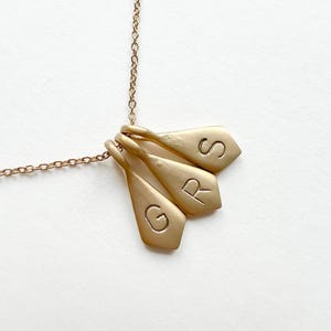 Collar con inicial delicada / Joyería personalizada a prueba de agua / Collar delicado con dos iniciales / Collar personalizado de 3 letras / Regalo para mamás primerizas