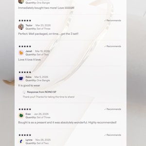 Puede incluir: Una captura de pantalla de las rese&ntilde;as de clientes para un producto. Las rese&ntilde;as muestran nombres de clientes, fechas, cantidades compradas y comentarios. Las rese&ntilde;as se presentan sobre un fondo blanco con un elemento de dise&ntilde;o curvo.