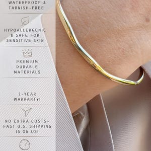 Puede incluir: Taza de cer&aacute;mica blanca con asa negra y la frase "But First, Coffee" en negro. El dise&ntilde;o de la taza es sencillo, con un fondo borroso.