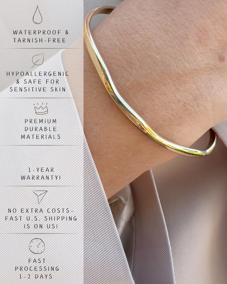 Puede incluir: Taza de cer&aacute;mica blanca con asa negra y la frase "But First, Coffee" en negro. El dise&ntilde;o de la taza es sencillo, con un fondo borroso.