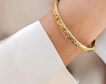 Brazalete de oro martillado - Brazalete abierto de oro de 14 quilates / Pulsera impermeable / Brazalete brillante apilable / Regalo estético para ella