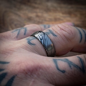 Aliança de casamento robusta de tungstênio preto de 8 mm com padrão damasco gravado a laser.