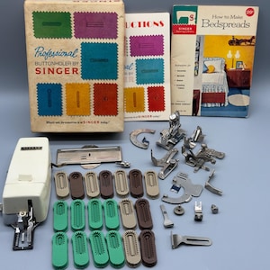 Puede incluir: Una colección de accesorios de máquinas de coser Singer vintage, que incluye un ojalador, varios prensatelas y manuales de instrucciones. La caja del ojalador presenta muestras de tela coloridas. Los manuales se titulan "Instructions" y "How to Make Bedspreads".