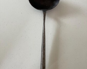 Cucharón antiguo forjado a mano