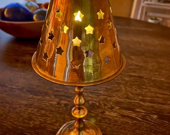Portacandele vintage in ottone massiccio con portacandele votivo in vetro, paralume in ottone con intagli a stella. Include luce votiva a batteria, altezza 28 cm. Jainson India