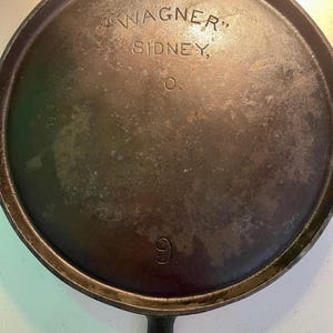 Piastra in ferro vintage Wagner Ware Sydney, produzione americana. Si stende in piano.
