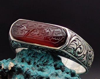 Anillo de plata para hombre con el versículo 58 de la Sura Yasin escrito en piedra de ágata. Diseño moderno y ligero. Anillo musulmán. Joyería islámica. Regalo para mi esposo.