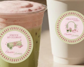 ピラティス＆抹茶ドリンクステッカーラベルテンプレート、ピラティスバースデー記念ステッカー、抹茶パーティーカップラベル（編集可能なCanvaテンプレート）