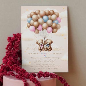 Invitación editable para baby shower con ositos de peluche para niño y niña gemelos, invitación con ositos de peluche gemelos en globo aerostático, tarjeta minimalista "Podemos esperar sin dudarlo"