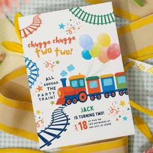 Könnte beinhalten: Eine farbenfrohe Geburtstagseinladung mit einem Zug-Thema. Die Einladung lautet "chugga chugga two two!" und "Alle an Bord des Partyzugs!" Sie zeigt einen Zug, Luftballons und den Text "Jack wird zwei!"