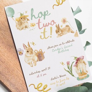 Bearbeitbare Hop Zwei Es-Geburtstagseinladung, niedliches Kaninchen 2nd Bday Boho-Karte, Osterfrühlingsthema-Blumen einladen, minimalistische Kokette Häschenparty