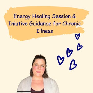 Könnte beinhalten: Eine Frau mit braunen Haaren lächelt in die Kamera. Der Hintergrund ist hellgelb mit dem Text "Energy Healing Session & Intuitive Guidance for Chronic Illness" in dunkelblau. Fünf blaue Herzen sind um den Text verstreut.