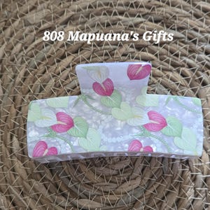 Färgglad anthuriumwrap med Pikake & Ti Leaf Lei hårklo