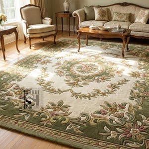 Puede incluir: Una gran alfombra rectangular con un dise&ntilde;o floral en un sal&oacute;n. La alfombra presenta un centro color crema con un detallado patr&oacute;n floral en tonos verdes, rosas y dorados, enmarcado por un borde verde. Est&aacute; colocada sobre un suelo de madera.