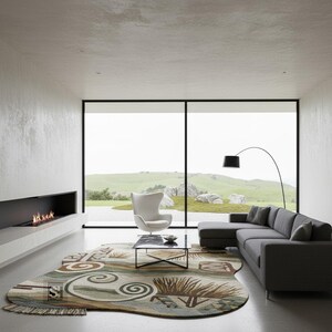 Puede incluir: Un sal&oacute;n moderno con un sof&aacute; seccional gris, un sill&oacute;n blanco y una alfombra estampada. Una l&aacute;mpara de pie negra se arquea sobre el sof&aacute;. Una chimenea con llamas est&aacute; empotrada en la pared. Grandes ventanales ofrecen vistas a un paisaje verde.