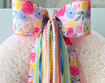 Juego de cintas florales brillantes para corona con lazo y clip metálico.