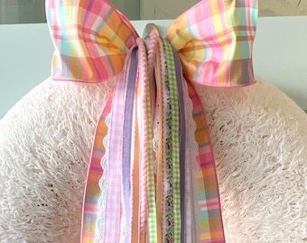 Juego de cintas a cuadros primaverales para hacer una corona, con lazo y clip metálico incorporado.