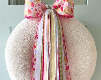 Juego de cintas con flores de primavera y lazo para corona con clip metálico incorporado.