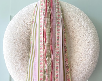 Juego de cintas florales con forma de rosa para hacer una corona, con clip metálico incorporado.