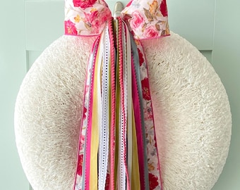 Conjunto de cintas florales para corona con lazo y clip metálico.