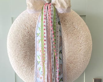 Juego de cintas de Pascua para corona con clip metálico incorporado.